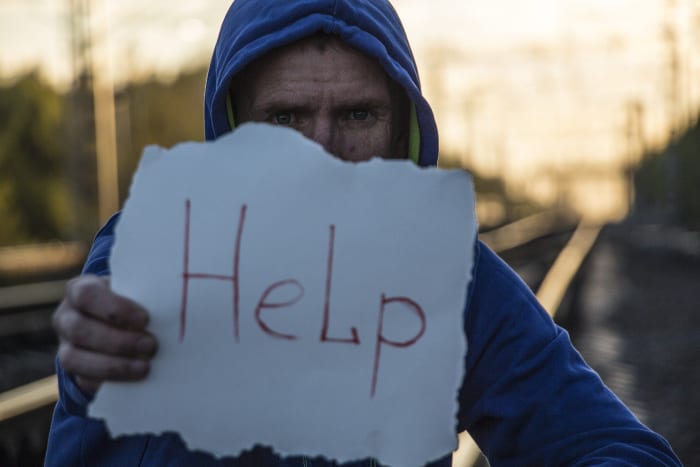 Die CDC hatte politische Ratschläge, um zu helfen. •Staaten können helfen, Arbeitslosigkeit und Wohnungsstress zu lindern, indem sie vorübergehende Hilfe leisten. •Gesundheitssysteme können Behandlungsoptionen telefonisch oder online anbieten, wenn Dienste nicht weit verbreitet sind. •Gemeinden können Programme und Veranstaltungen anbieten, um das Zusammengehörigkeitsgefühl der Bewohner zu stärken. •Schulen können den Schülern Fähigkeiten beibringen, mit Herausforderungen wie Beziehungs- und Schulproblemen umzugehen.