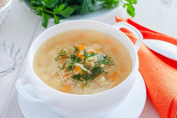 soupe au poulet classique avec nouilles et pommes de terre