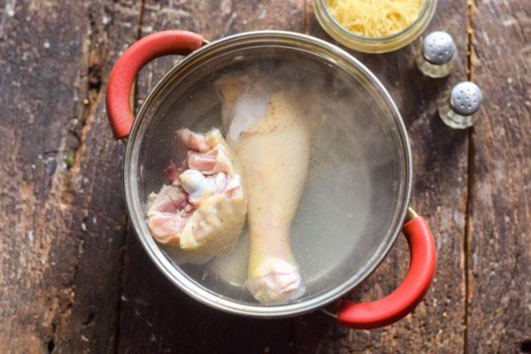 vierta agua sobre la carne