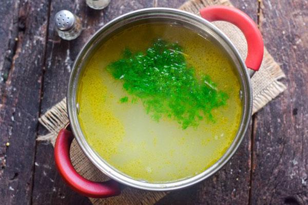 assaisonner la soupe aux herbes