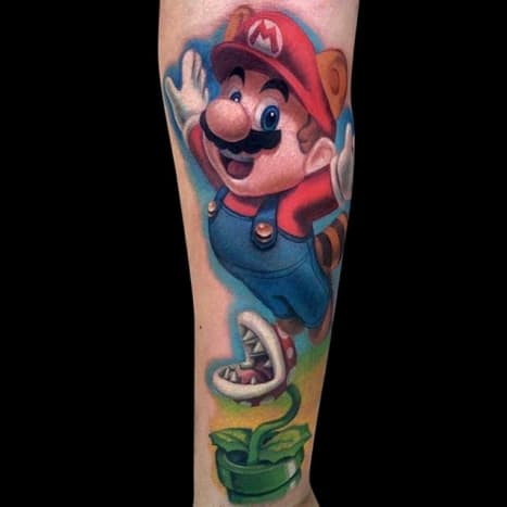 Raccoon Mario wurde in Super Mario Bros. 3 eingeführt. Er kann schweben und Feinde mit seinem Schwanz angreifen. Tattoo von Jamie Lee Parker