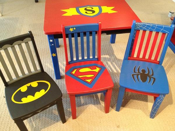 Malovaný stůl loga superhrdiny & amp; Židle
