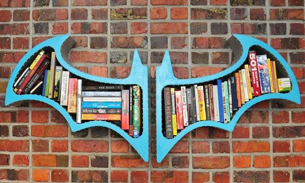 رف كتب معلق للأبطال الخارقين