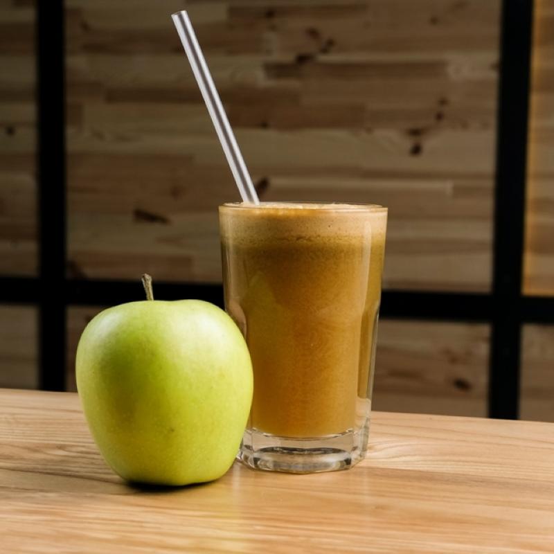 Beneficios y contraindicaciones del jugo de manzana recién exprimido.