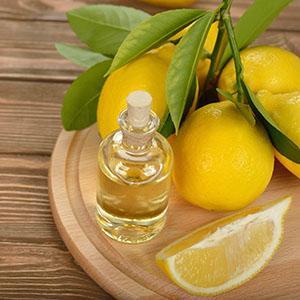 L'huile de citron est obtenue par pression à froid ou distillation à la vapeur