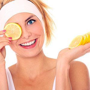 Adoucir les zones rugueuses de la peau avec de l'huile de citron