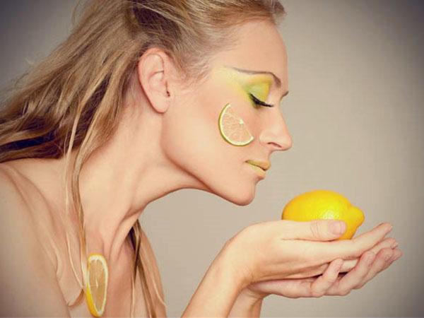 L'huile de citron est utilisée non seulement pour le visage, mais aussi pour les cheveux.