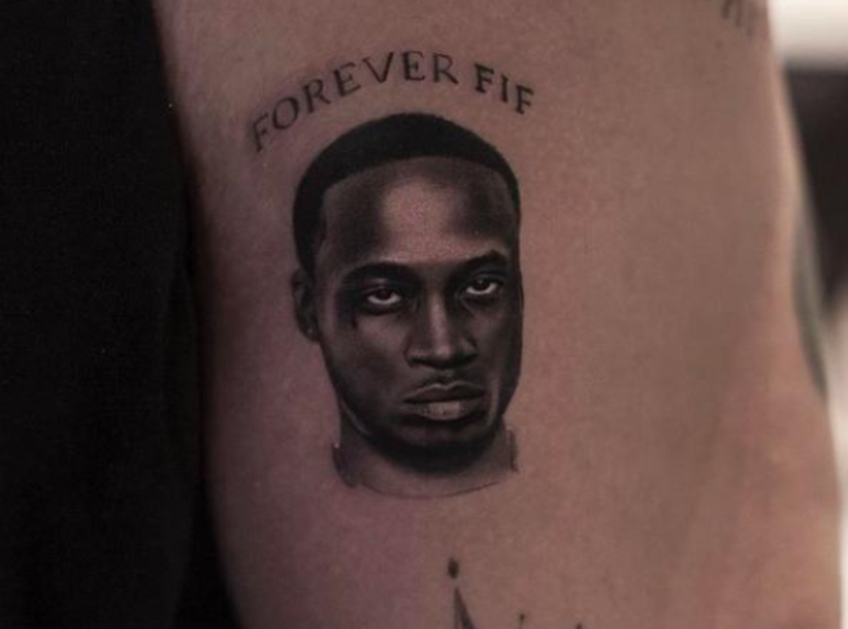 drake-bekommt-neues-tattoo-of-fif-1505826939-view-0
