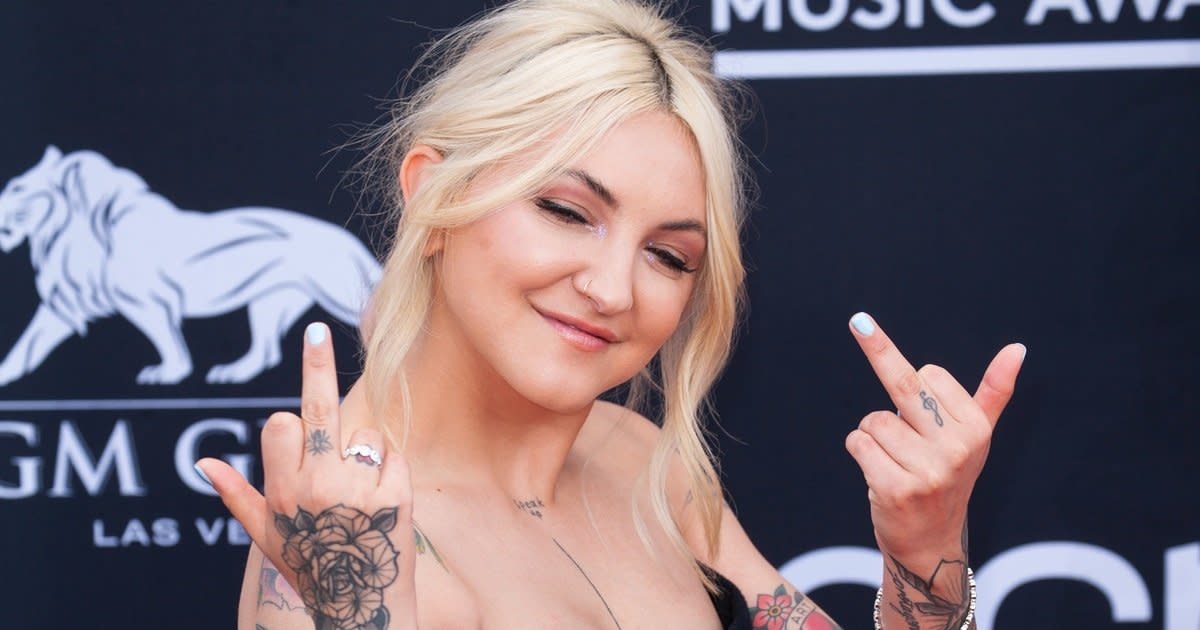 Julia-Michaels-Finger-Tattoos-FB