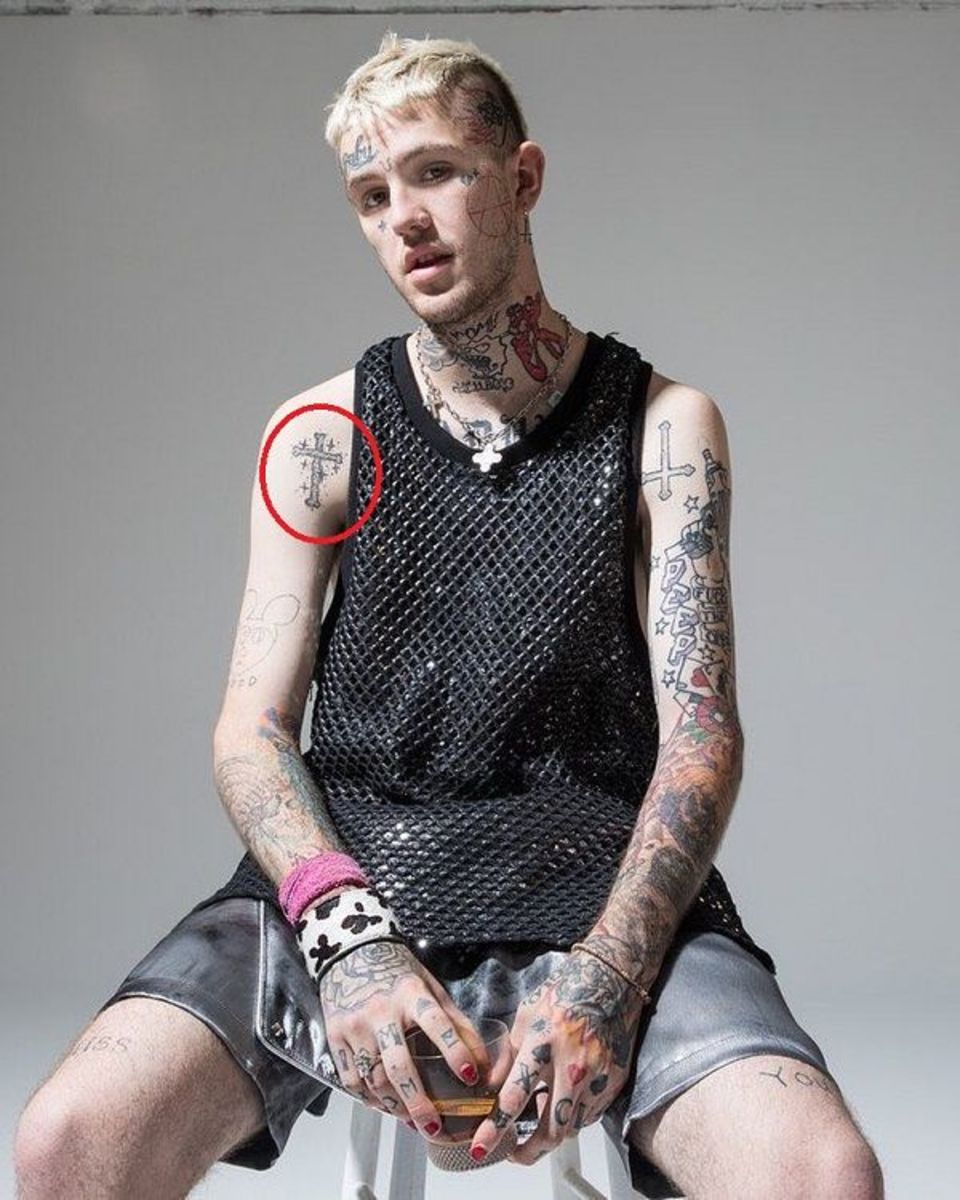 keltské kříže na pravém rameni lil-peep-tetování