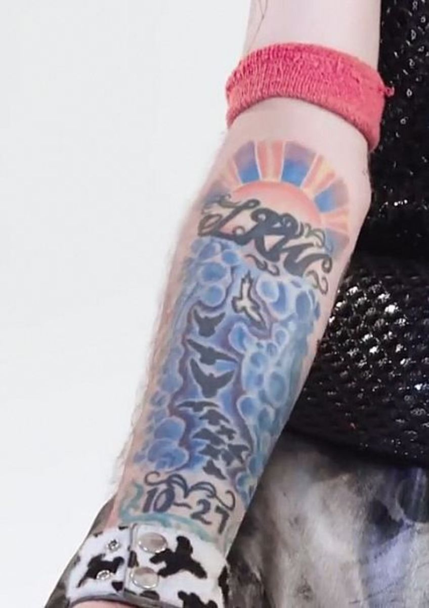 kleine-peep-arm-tattoos-über-mama-initialen