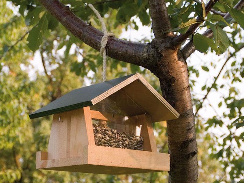 comedero de madera en el jardín