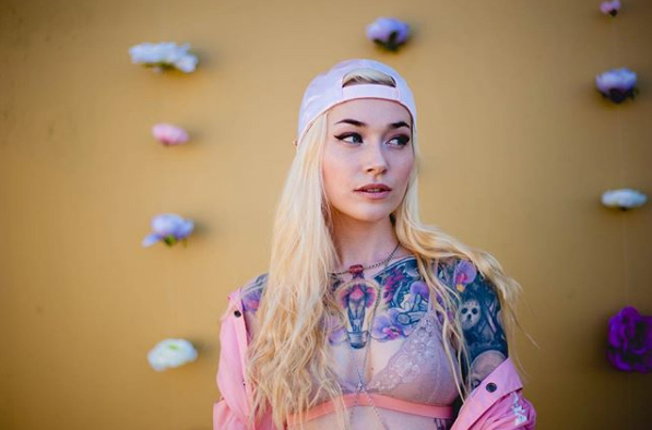 تصوير @ coco.foto قابل ميني ، المعروف أيضًا باسم Coffin XX Queen.