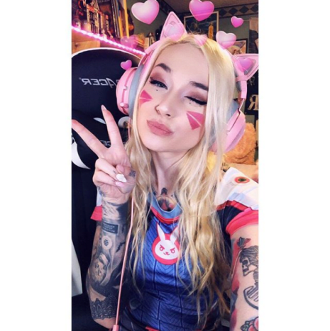 إنها عارضة أزياء وشم ولاعبة كمبيوتر شهيرة على Twitch.
