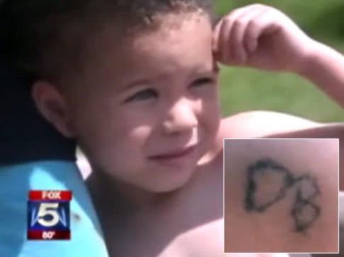 Schließlich bekannte sich 2011 ein Mann in Georgia schuldig, 2009 seinen Sohn tätowiert zu haben, der damals gerade drei Jahre alt war. Das Kind wurde mit den Initialen eingefärbt