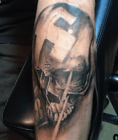 nazi svastika tetování