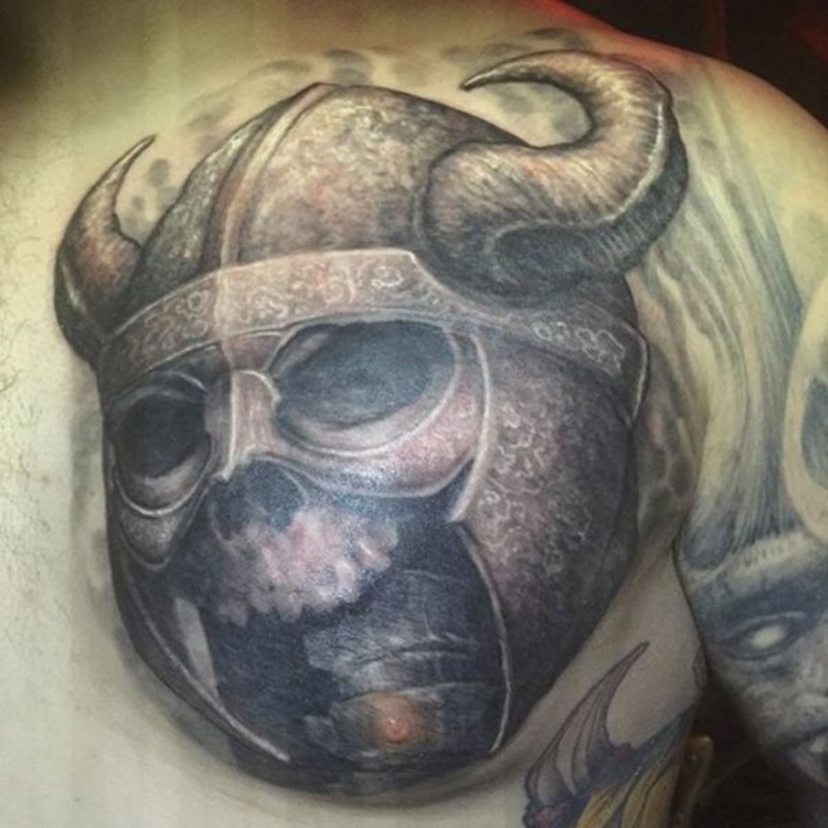 Mužné tetování Zatímco ženám se může líbit tetování, které předvádí citlivou stránku muže, mohou se také vydat na super mužné tetování. Tato vikingská lebka od Paula Bootha říká, že v sobě máte alespoň kousek alfa samce.