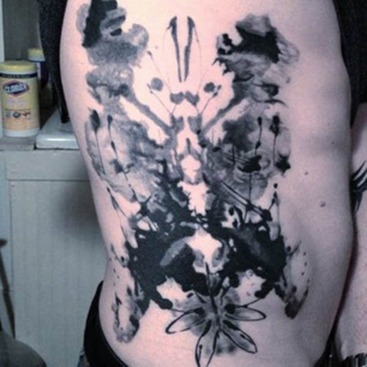 Boční tetování Podobně jako u tetování na zádech může být odhalení dobře provedeného bočního dílu docela sexy.