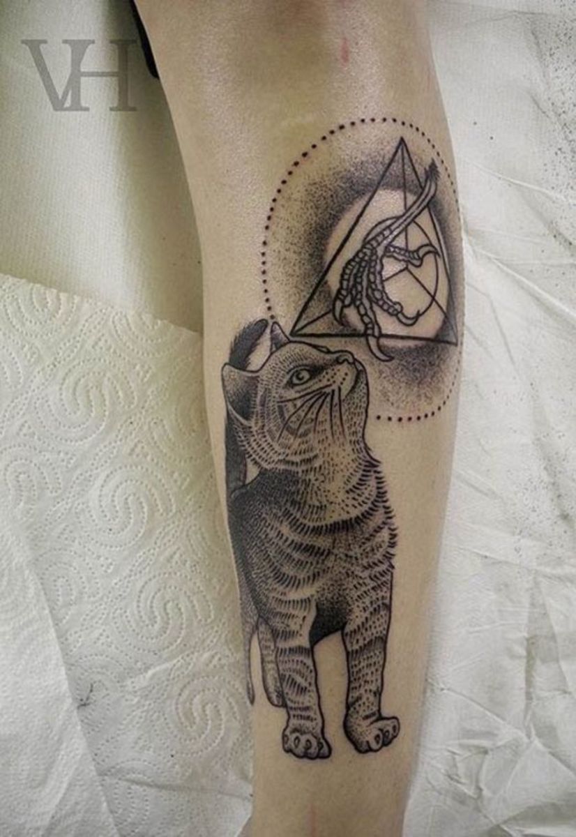 Kočičí tetování Mnoho žen opravdu, ale opravdu miluje kočky. Mělo by tedy být zcela nepřekvapivé, že když uvidí muže s kočičím tetováním, že jsou často docela ubití. Ukazuje to něžnou stránku, která by jinak mohla být skrytá.