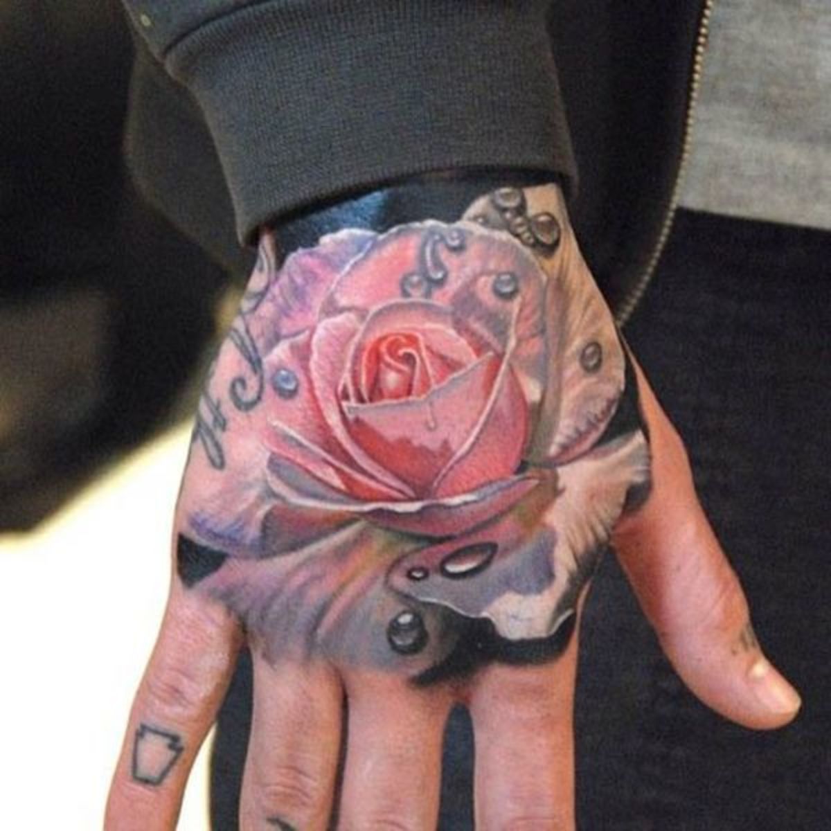 Květinová tetování Muži, kteří jsou dostatečně pohodlní na to, aby na sebe trvale natřeli květiny, jsou ztělesněním sexy.