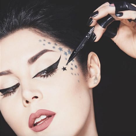 Eines ihrer bekanntesten Produkte ist ihr klassischer 'Tattoo Liner' eine flüssige Eyeliner-Pfanne, die eine 24-Stunden-Definition liefert.