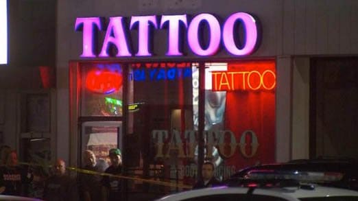 Gehen Sie nicht zum ersten Geschäft, das Sie auf der Straße sehen. Wie Sie vielleicht bereits gelernt haben, sind Tattoos für immer und Sie möchten zu dem besten Künstler gehen, den Sie für ein Design haben, das Sie für immer tragen werden. Gehen Sie nicht einfach zum ersten Geschäft, das Sie sehen, sondern suchen Sie nach Künstlern in Ihrer Nähe oder in anderen Bereichen, um herauszufinden, wer die beste Arbeit für Sie tun kann. Es gibt nichts Schlimmeres, als ein Tattoo zu sehen, das einfach in Ordnung ist, aber das Potenzial hat, erstaunlich zu sein, wenn es von einem Künstler gemacht wurde, der dafür besser geeignet ist. Nehmen Sie sich Zeit, recherchieren Sie und reisen Sie ein wenig vor Ihrem nächsten Stück.