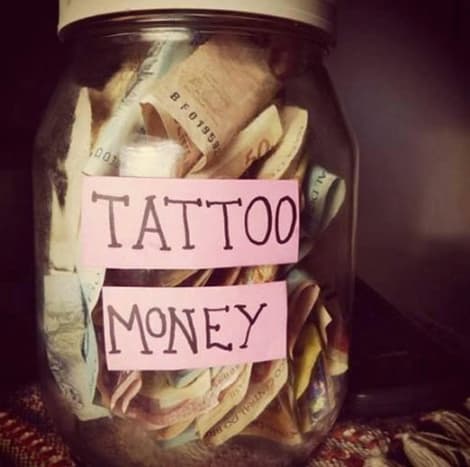 Ušetřete nějaké peníze za nové tetování Jak jsme již zmínili, tetování je drahé, ale také předchůdce. Neztrácejte čas a peníze tím, že si pořídíte spoustu levných tetování, kterých budete litovat nebo je chcete zakrýt. Je nákladově efektivnější ušetřit na dobrých tetováních, kterých méně litujete, protože jste na ně čekali a byly provedeny dobře. Ušetřit peníze je těžké, ale čekat na krásné tetování, které vydrží po celý život, bude zcela stát za to, slibujeme. Nelze litovat výjimečného tetování a pokud začnete šetřit, v konečném důsledku budete dlouhodobě platit méně peněz. Nemluvě o tom, že můžete rozšířit své šetřící schopnosti nad rámec tetování a převzít kontrolu nad správou peněz jako celku.