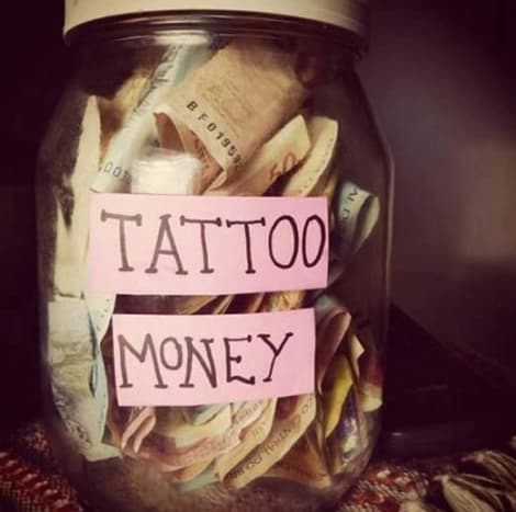 Sparen Sie etwas Geld für ein neues TattooWie wir bereits erwähnt haben, sind Tattoos teuer, aber sie sind auch für die Ewigkeit. Verschwenden Sie nicht Ihre Zeit und Ihr Geld damit, ein paar billige Tattoos zu kaufen, die Sie bereuen oder vertuschen möchten. Es ist kostengünstiger, an guten Tattoos zu sparen, die Sie weniger wahrscheinlich bereuen, weil Sie auf sie gewartet haben und sie gut gemacht wurden. Geld zu sparen ist schwer, aber das Warten auf ein schönes Tattoo, das ein Leben lang hält, wird sich absolut lohnen, versprochen. Es ist unmöglich, ein herausragendes Tattoo zu bereuen, und Sie werden auf lange Sicht weniger Geld bezahlen, wenn Sie jetzt mit dem Sparen beginnen. Ganz zu schweigen davon, dass Sie Ihre Sparfähigkeiten über Tätowierungen hinaus erweitern und die Kontrolle über das gesamte Geldmanagement übernehmen können.