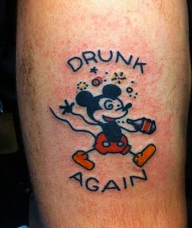 Triff keine betrunkene Tattoo-Entscheidung. Obwohl Tattoo-Regeln Künstler daran hindern, betrunkene Kunden zu tätowieren, hält das die Leute nicht davon ab, nüchtern eine Idee zu schreiben, die sie hatten, als sie unter dem Einfluss standen. Wir verstehen, dass Sie wahrscheinlich dachten, dass eine Katze, die auf einem Einhorn reitet, lustig war, als Sie high waren, aber geben Sie sich ein paar Wochen Zeit, bevor Sie dieses Design für immer tragen. Wie bei einem Ex-Namen werden Sie ein spontanes Tattoo nicht sehr einfach und kostengünstig wegwischen können.