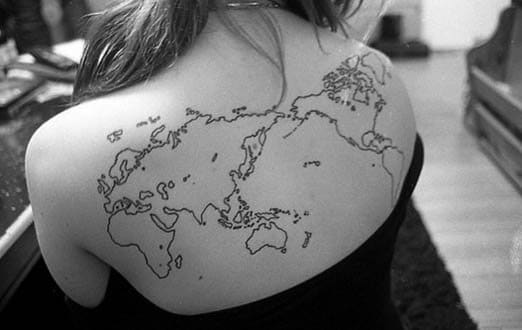 Machen Sie einen Tattoo-Roadtrip. Planen Sie einen Besuch in einer anderen Stadt, um sich tätowieren zu lassen, und planen Sie eine Reise für ein Tattoo-Abenteuer. Viel zu oft bleiben die Leute zu Hause, wenn sie sich tätowieren lassen, aber es gibt so viele Städte mit unglaublichen Künstlern. Auf ein Abenteuer zu gehen, um sich tätowieren zu lassen, ist eine großartige Erfahrung und eine Reise, die Sie nie vergessen werden. Egal, ob Sie planen, ins Ausland zu fliegen oder in einen Nachbarstaat zu fahren, Ihre Tattoo-Sammlung wird von dieser Erfahrung profitieren.