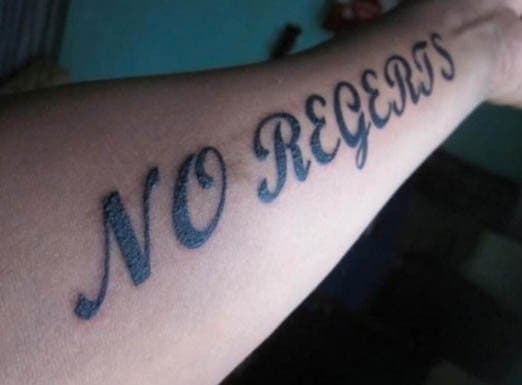 Überprüfe deine Rechtschreibung. Dann überprüfen Sie es. Dann überprüfe es noch einmal. Es gibt nichts, was unser Herz weh tun lässt, als ein schönes Tattoo mit einem Rechtschreibfehler zu sehen. Es ist nicht nur die Aufgabe deines Künstlers sicherzustellen, dass deine Kunst korrekt ist, sondern du bist auch dafür verantwortlich, da du derjenige bist, der das Tattoo für immer tragen wird. Sogar große Künstler machen Fehler und als die Person, die das Tattoo trägt, möchten Sie sicherstellen, dass Sie Ihr Tattoo verlangsamen und überprüfen, bevor Sie es in Ihre Haut ätzen.