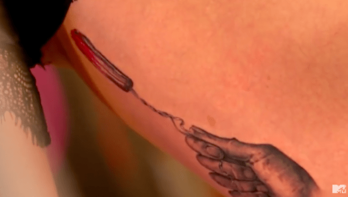 من المحتمل أن تتبع النسخة الأمريكية من Just Tattoo of Us نفس تنسيق إصدار المملكة المتحدة ، ومع ذلك ، يمكننا أن نتنبأ بأن الحبر سيكون أكبر وأسوأ من أي وقت مضى. ودعنا نخبرك أن الشريط مرتفع بالفعل.