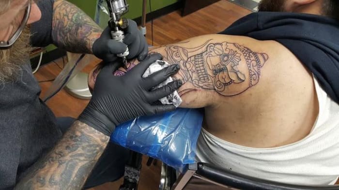 (Southside Tattoo artist pracující na zakrývání. Foto: Southside Tattoo/Facebook) Inspirováni podporou, které se jim touto iniciativou dostalo, Elizabeth a její manžel David Cutlip dokonce založili stránku GoFundMe v naději, že získají 60 000 dolarů, aby mohli tento projekt ve velkém měřítku a zapojte více umělců do poskytování krytí rasistických a gangových tetování. Podle stránky GoFundMe by peníze šly na výdaje na cestování a dodávky, z nichž k dnešnímu dni (8. února) vybrali 1410 dolarů. 