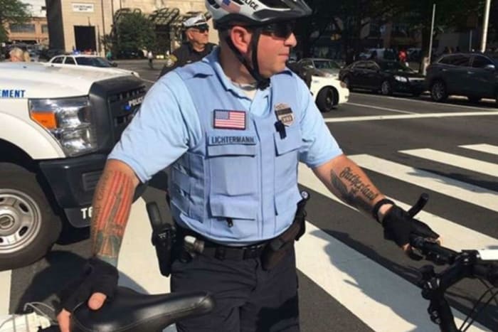 (Der Polizeibeamte von Philadelphia, Ian Lichterman, möchte vielleicht in naher Zukunft zu Southside Tattoos fahren. Nur so. Foto: Evan Parish Matthew/Facebook) Angesichts des politischen Klimas, das die Gesellschaft derzeit jeden Tag mehr spaltet , so etwas ist ein toller Schritt in die richtige Richtung.