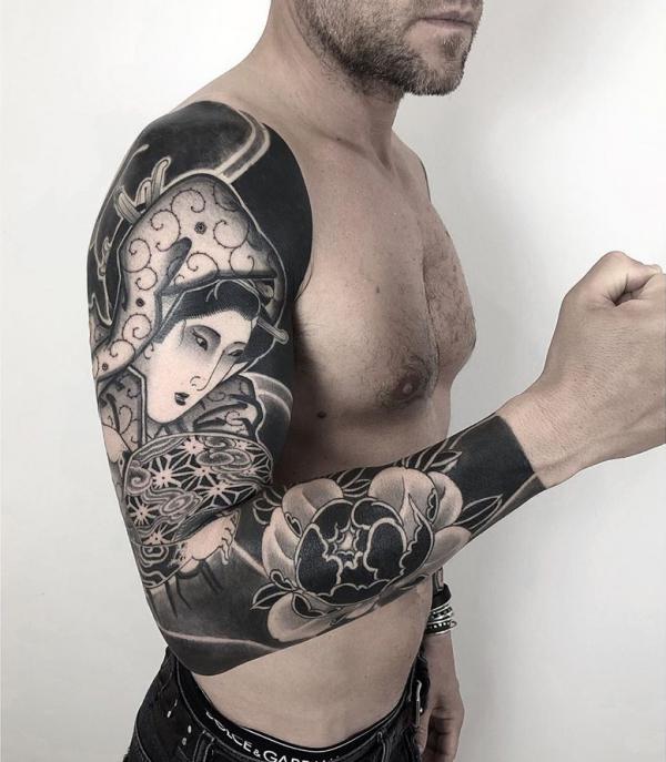 Japonské tetování s plným rukávem ve stylu blackwork 1
