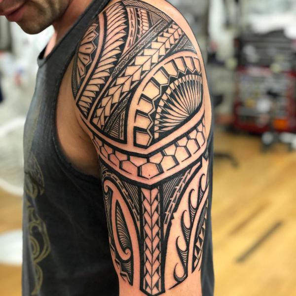 polynéské tetování s polovičním rukávem