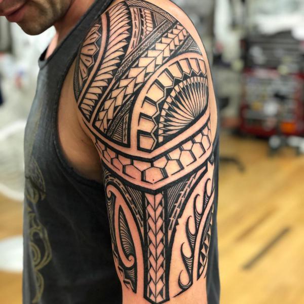 polynesisches halbes Ärmel Tattoo