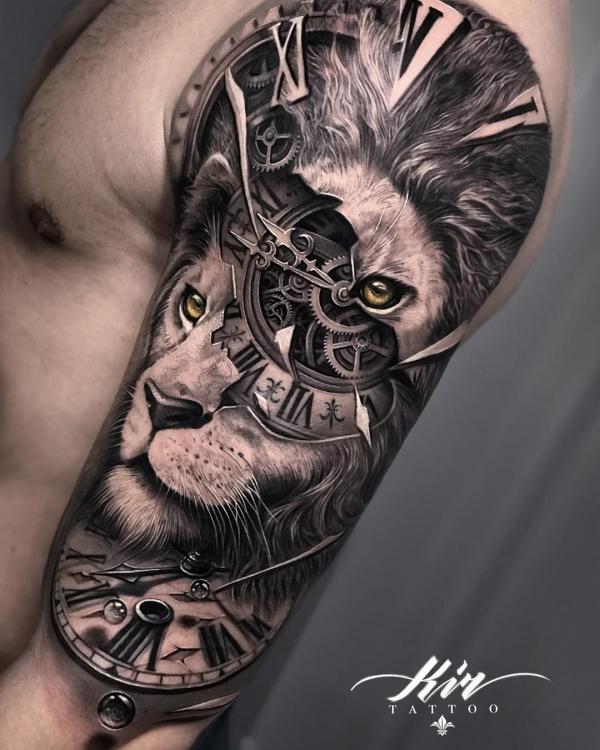 Realistické lví tvář a hodiny tetování ve stylu steampunk