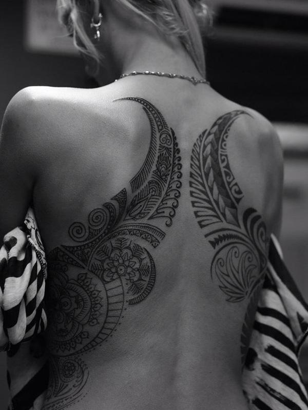 Černé a šedé kmenové tetování na zádech pro ženy