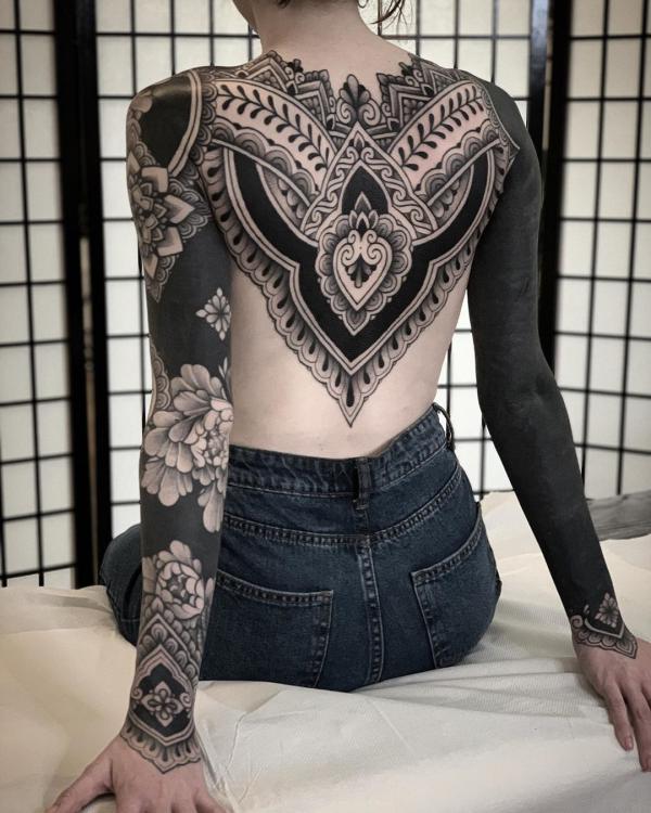 Blackwork plný rukáv a zadní tetování