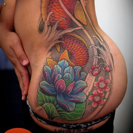 Foto přes pinterest Tok ženské kyčle je dokonalým plátnem pro tetování s asijským motivem.