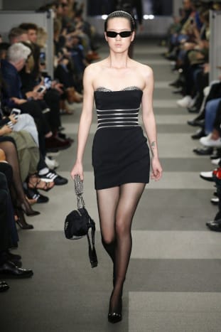 Bemerkenswerte Kunden sind Oscar de la Renta, Iris van Herpen, Jean Paul Gaultier und Hermès.