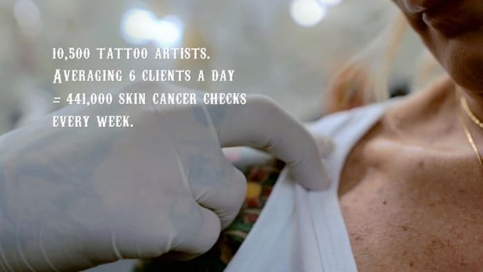 Foto via Dandad.org„Ziel ist es, junge Menschen, die sich tätowieren lassen, dafür zu sensibilisieren, dass die Haut Pflege braucht. Und Tätowierer können bei diesem Kampf gegen den Krebs sehr helfen“, betont Paco Conde, General Creative Director bei Ogilvy Rio.