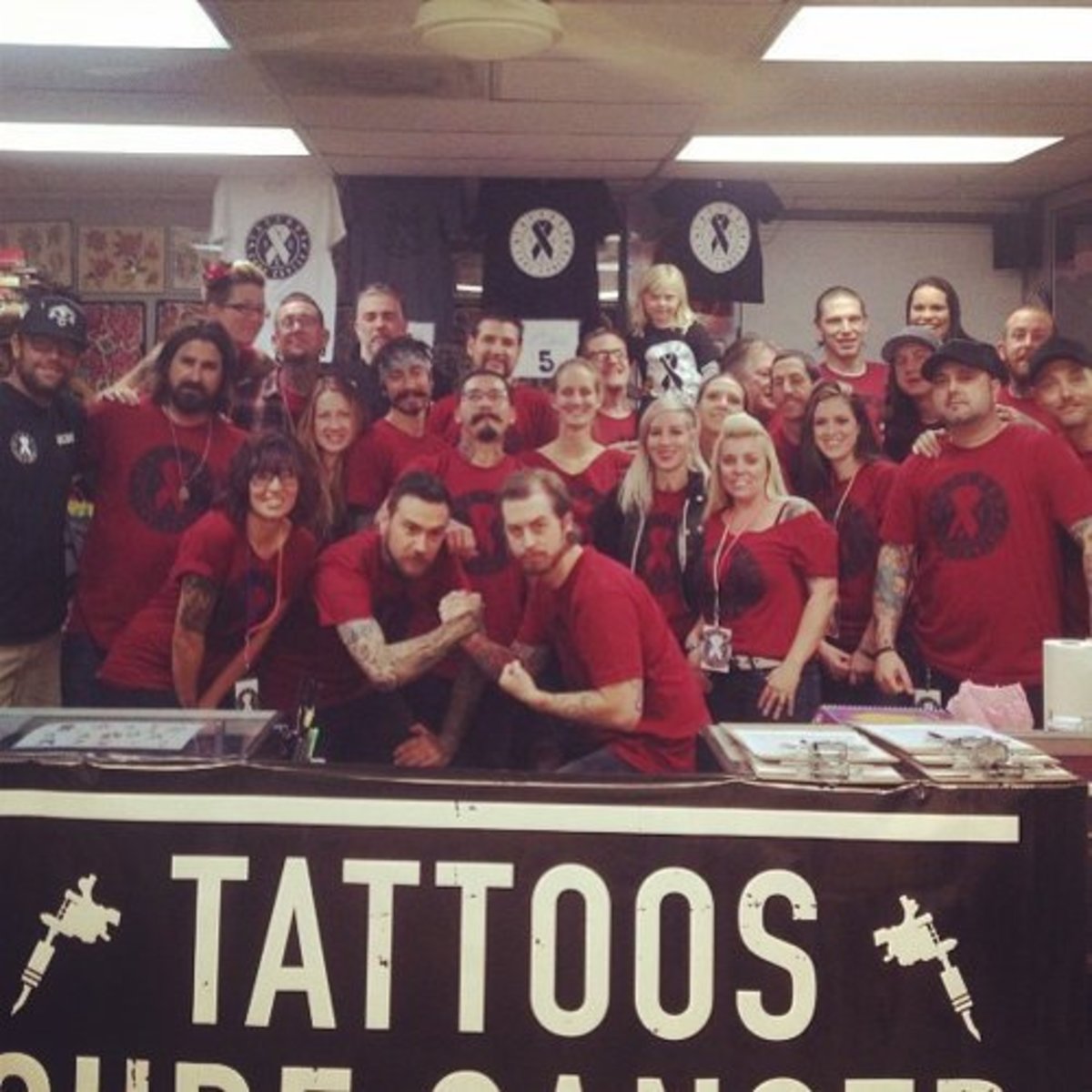 Všichni usilovní tetovači na zahajovací akci TCC.