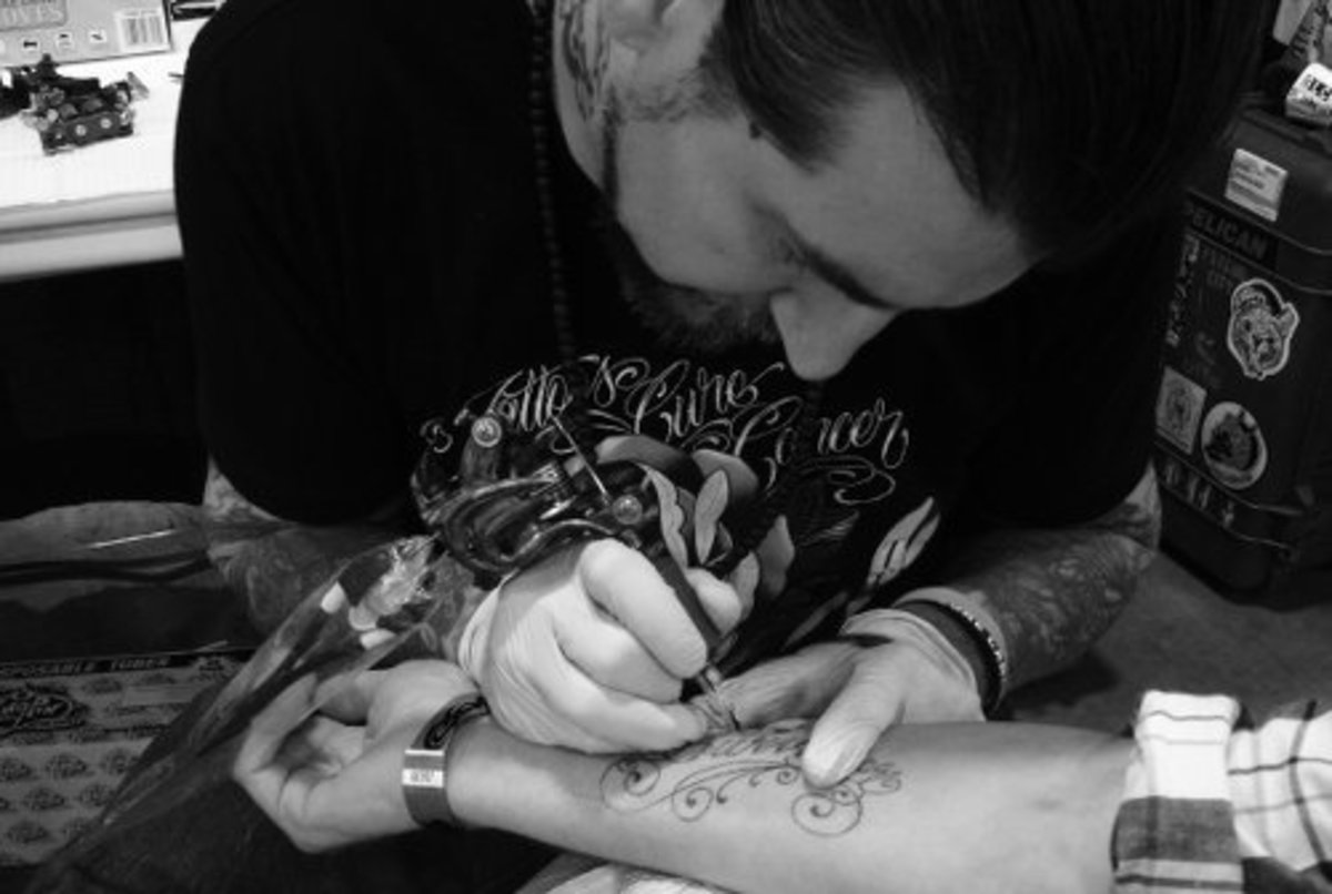 Guyot pracuje na tetování TCC.