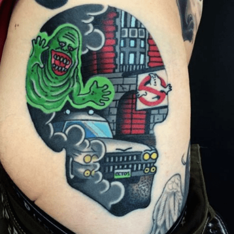 Radide Idee für ein Totenkopf-Tattoo. Tätowierung: Sam Kane