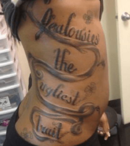špatné boční tetování na ženu