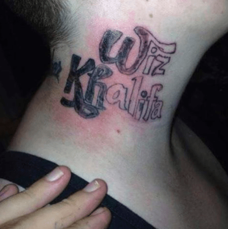 špatné kuchyňské tetování na krku