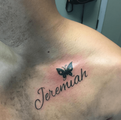 muž s tetováním na hrudi