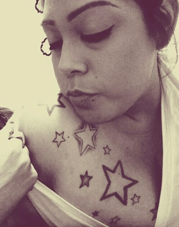 žena zobrazující hvězdné tetování